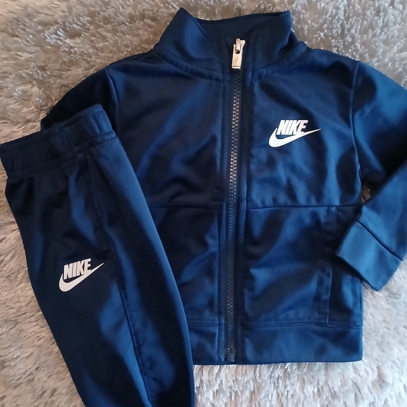 Toddler boy's Nike 2 piece outfit size 12 months - Picture 1 of 12
